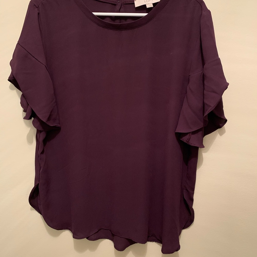 Blouse with bell sleeves.